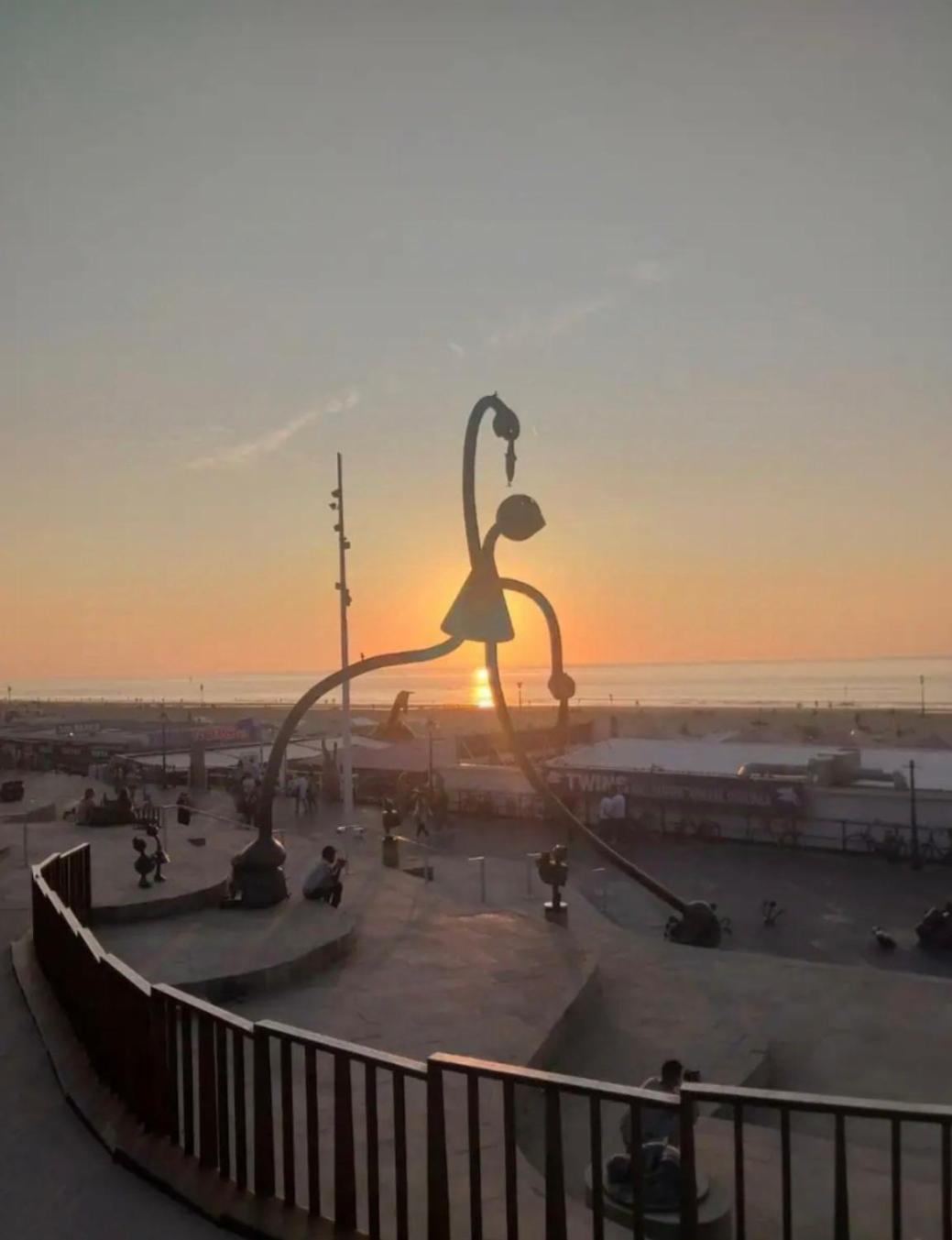 Blue Wave - Free Parking *