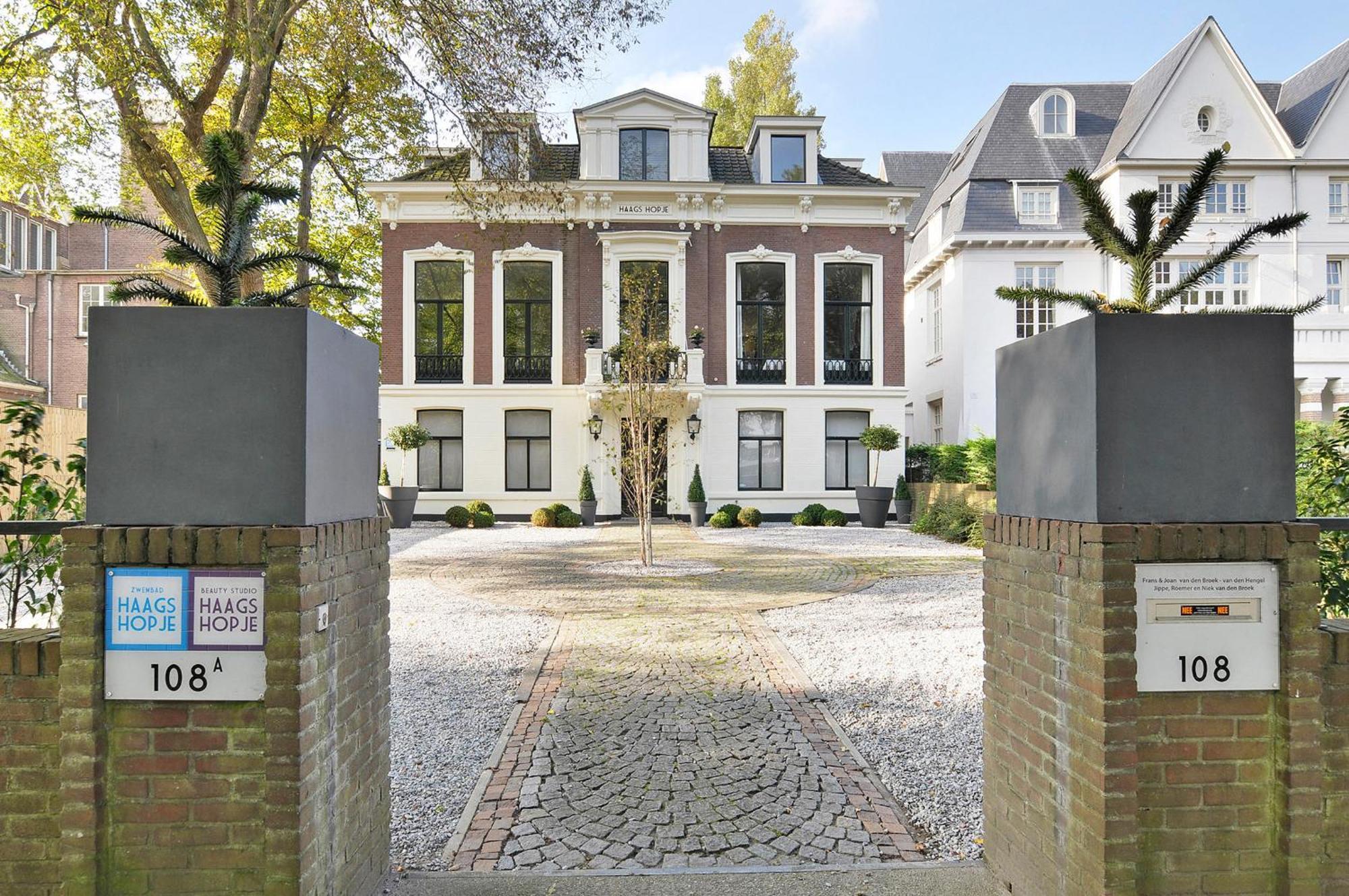 Blue Wave - Free Parking *